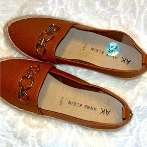 8.5 brown everyday shoe with silver hardware